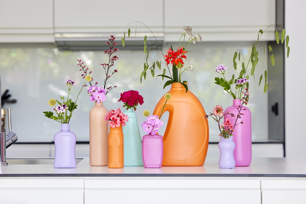 Flakonokból virágvázák: egy igazi upcycling ötlet