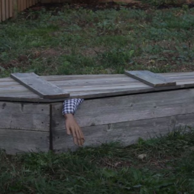 Így barkácsolj koporsót Halloweenre: ezt a kerti dekort minden szomszéd megjegyzi!