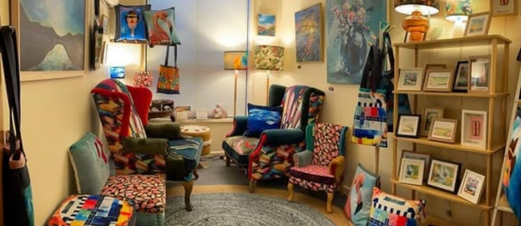 Fantasztikus, ahogy ez a művész megújítja a régi székeket: Liz munkája inspiráló!