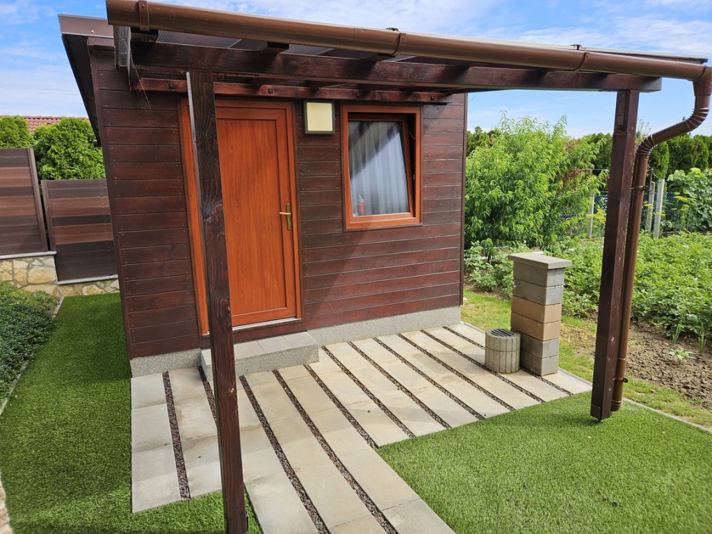 Műhely és tűzifatároló, pincével: így készült ez a különleges, mindenes faház - Fotók Műhely és tűzifatároló, pincével: így készült ez a különleges, mindenes faház - Fotók