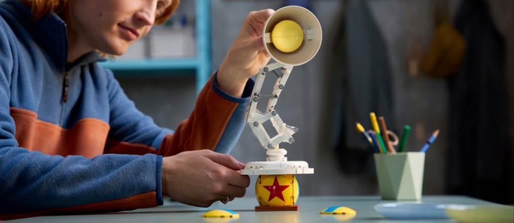 Az új LEGO® Ideas Pixar Luxo Jr. gyűjtői modellel a Pixar ikonikus lámpáját építhetjük meg