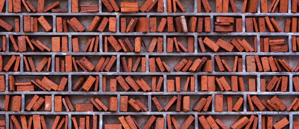 Zseniális dekorációs ötlet a kertbe: készíts téglakönyveket némi festék segítségével!