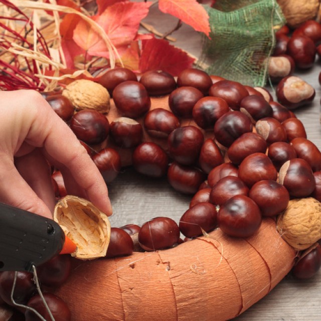 Gesztenyét gyűjtöttek a gyerekek? Ne dobd ki, készíts belőlük látványos őszi dekorációt!
