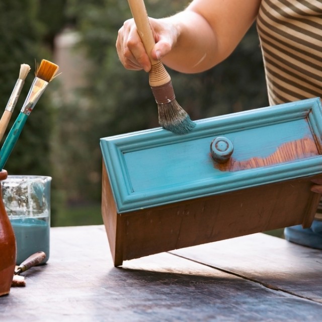 Unalmas, barna bútorból trendi, mintás darab: 3 ötlet, ha felújítanád a régi berendezést!