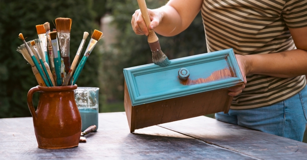 Unalmas, barna bútorból trendi, mintás darab: 3 ötlet, ha felújítanád a régi berendezést!