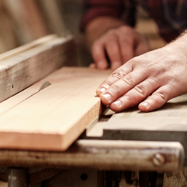 Barkácsolj fából: 2 dekoratív és hasznos ötletet mutatunk, ha ez a kedvenc alapanyagod!