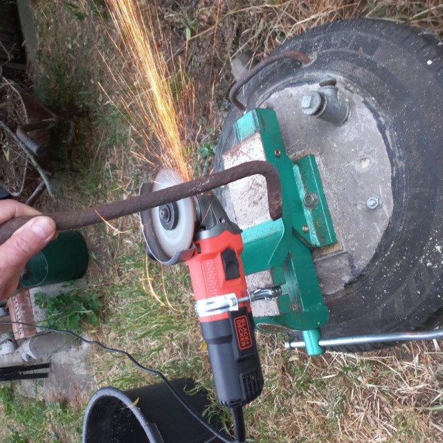 Sarokcsiszoló satuban: okos sarokcsiszoló-rögzítési módszer olvasónktól