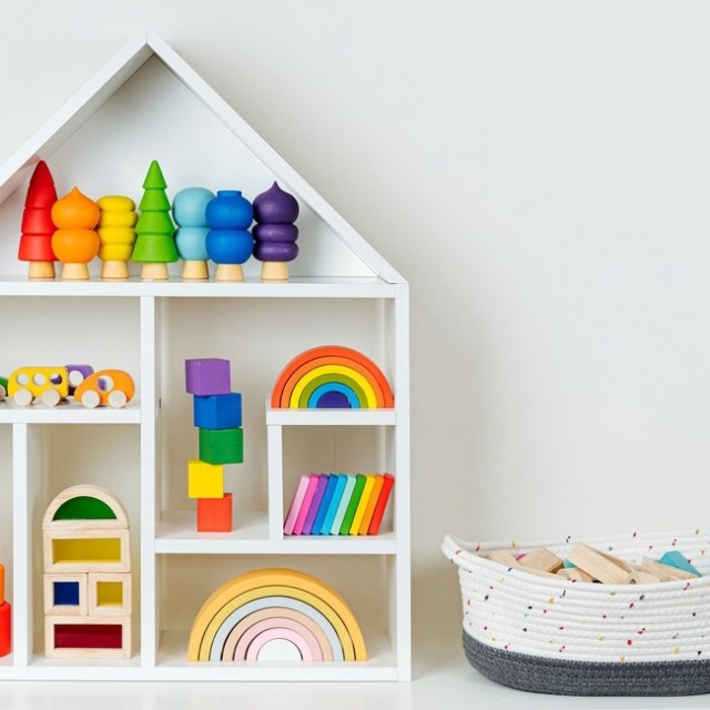 Készíts babaház alakú játékrendezőt fából a gyerekszobába: mutatunk egy szuper ötletet!