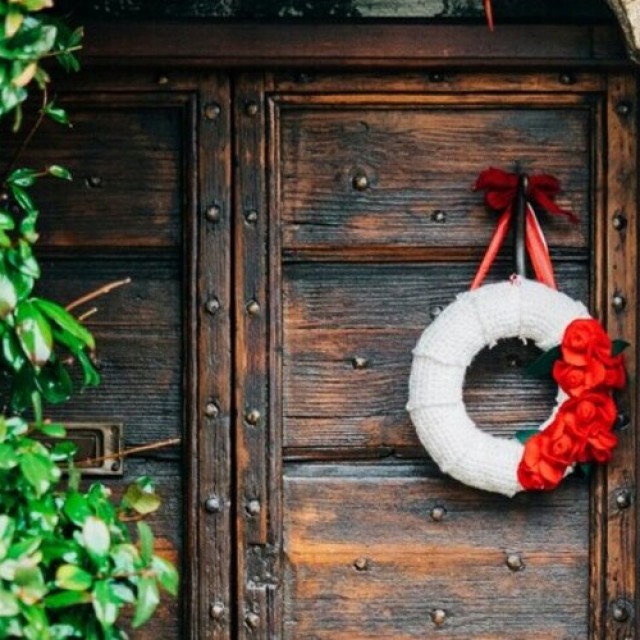 Ajtókoszorúk máshogy: szokatlan változatok, amik feldobják télen a hangulatot