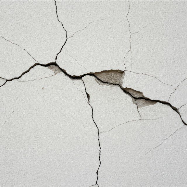Miért repedezik a fal közvetlenül a festés után? – 5 gyakori ok