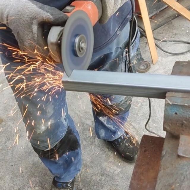 Olvasónk maga készítette állítható magasságú íróasztalát: megmutatta, hogyan!